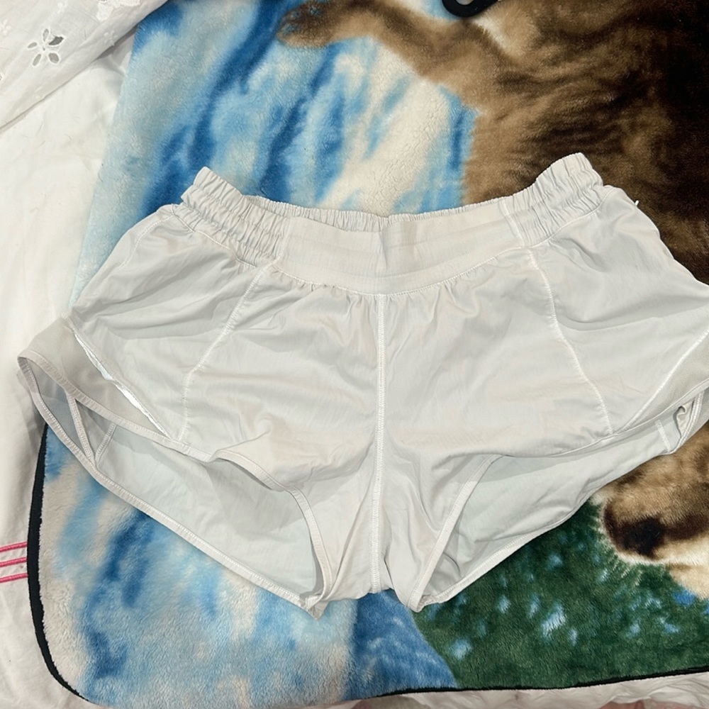 Lululemon Hotty Hot Low rise shorts in white size 8, 2.5 in